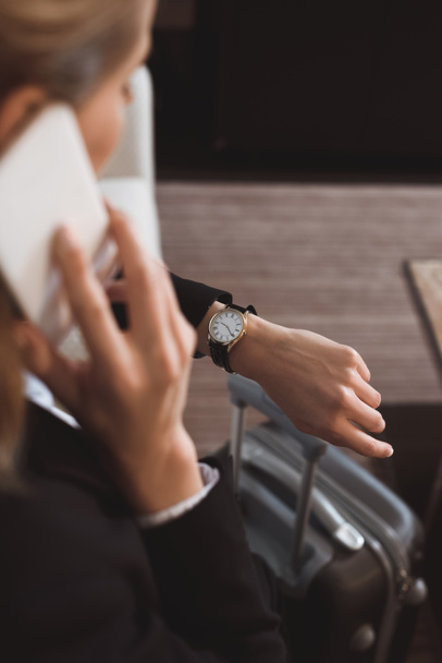 kobieta interesu sprawdzanie zegarek na rękę - Zdjęcie, obraz