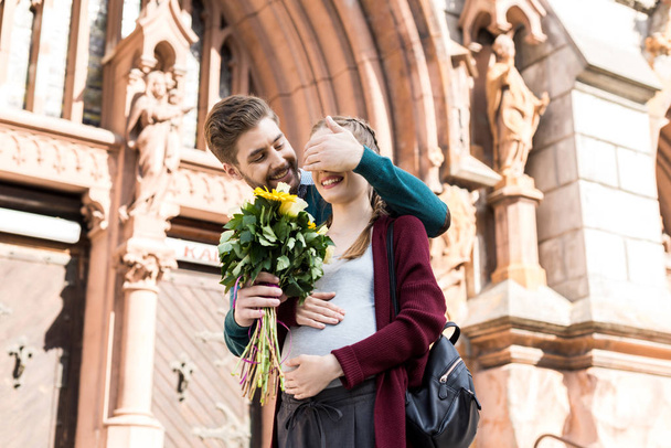 Mann überrascht Ehefrau mit Blumen - Foto, Bild
