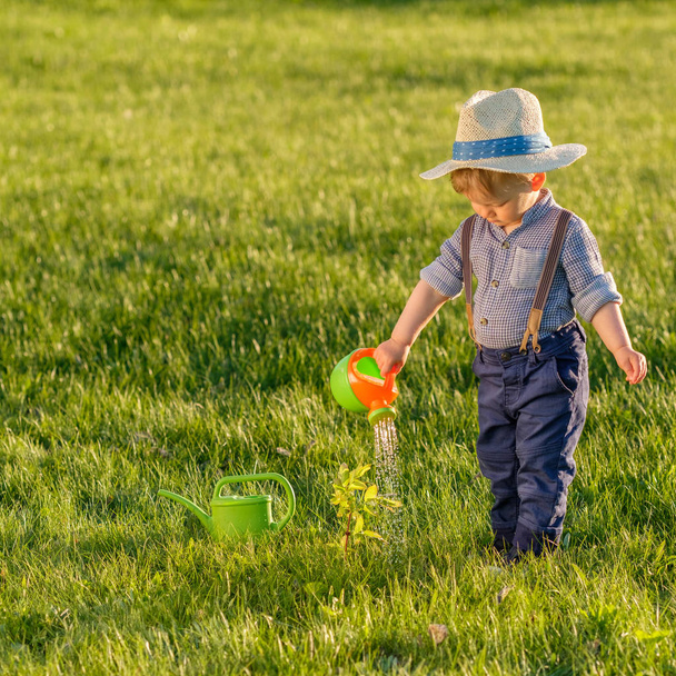 Дитячий хлопчик у солом'яному капелюсі
  - Фото, зображення