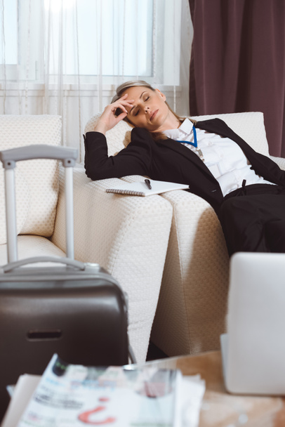 Mujer de negocios cansada en habitación de hotel
 - Foto, Imagen