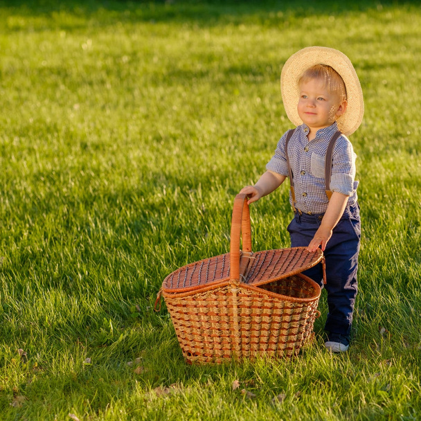 boy wearing straw hat - Φωτογραφία, εικόνα
