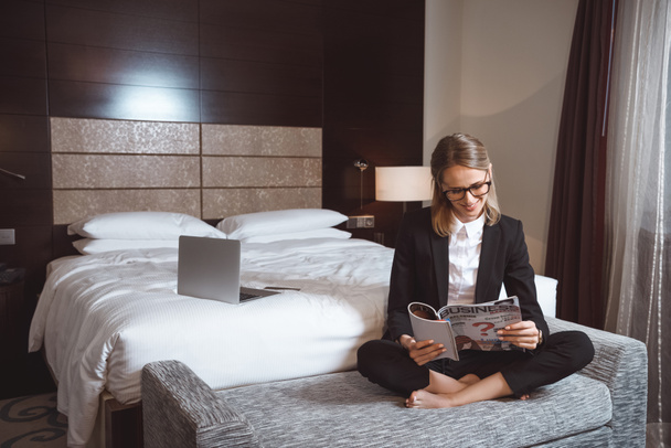 businesswoman reading magazine in hotel - Фото, зображення