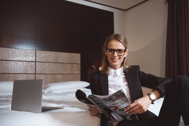 empresaria leyendo revista en hotel
 - Foto, Imagen
