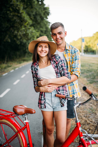 ヴィンテージ自転車に近い幸せな愛のカップル - 写真・画像