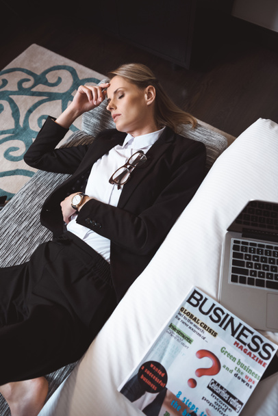 Бизнесмен спит в гостиничном номере - Фото, изображение