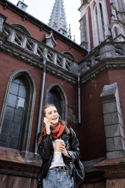 woman talking on smartphone on street - Foto, Bild