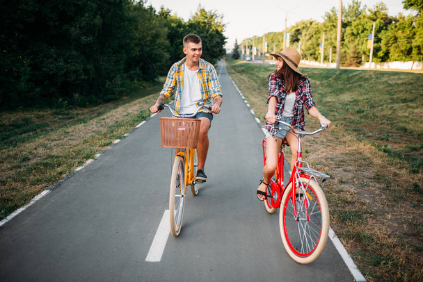 man en vrouw paardrijden fietsen - Foto, afbeelding