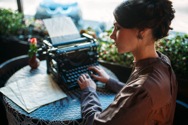 jeune femme avec machine à écrire antique
 - Photo, image