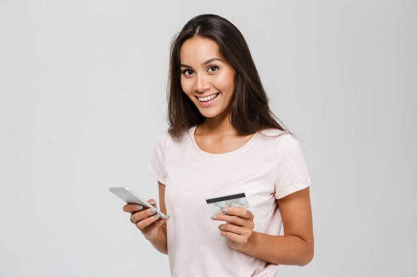 Retrato de um sorriso feliz asiático mulher segurando cartão de crédito
 - Foto, Imagem