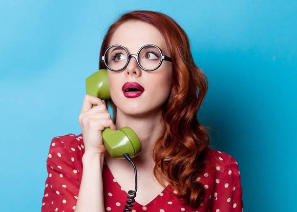 Redhead νοικοκυρά μιλώντας από τηλεφώνου - Φωτογραφία, εικόνα
