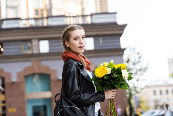 young woman with bouquet of flowers - Foto, Bild