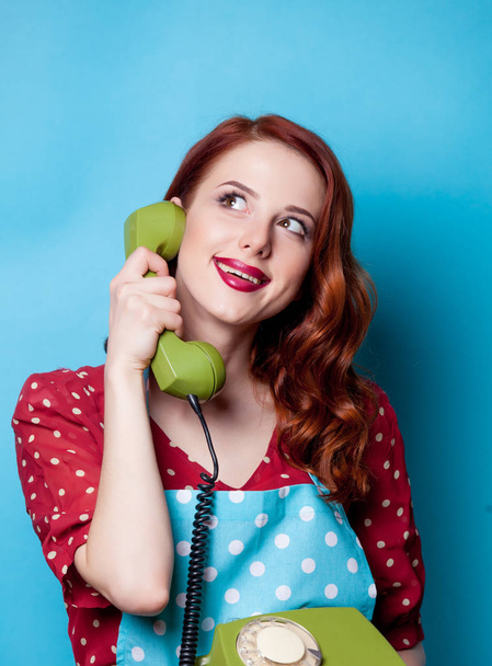 vöröshajú háziasszony beszél telefonon - Fotó, kép
