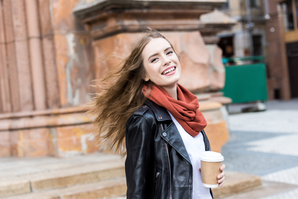 Mujer feliz con café para llevar
 - Foto, Imagen