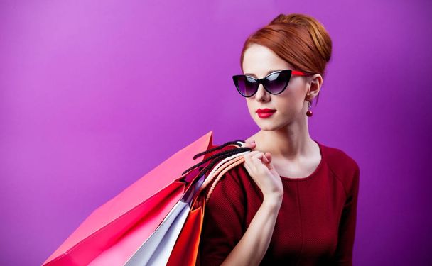 mujer en gafas de sol con bolsas de compras
 - Foto, Imagen