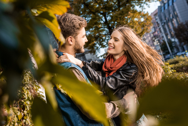 happy couple in autumn park - Foto, imagen
