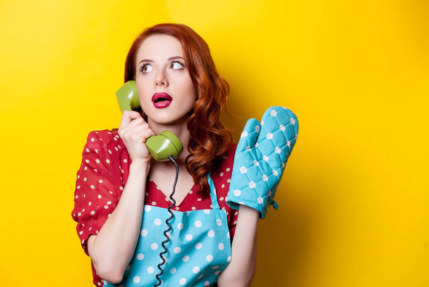Рыжая домохозяйка разговаривает по телефону
 - Фото, изображение