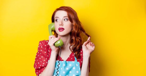 redhead housewife talking by phone - Foto, Bild