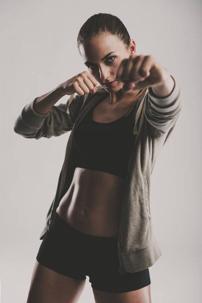 Woman practicing kickboxing - Foto, Imagen
