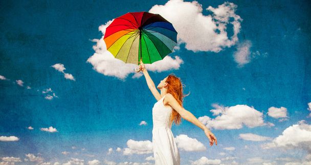 Pelirroja chica sosteniendo paraguas
   - Foto, Imagen