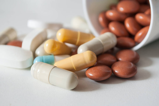 kapsle a tablety léku padající z láhve na Svatodušní - Fotografie, Obrázek