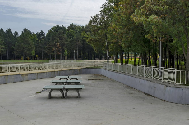 Un juego de tenis de mesa hecho de material de hormigón en el parque Popular Norte, distrito de Vrabnitsa
 - Foto, Imagen