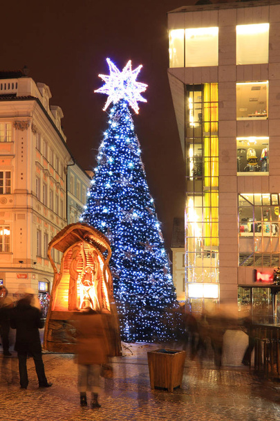Kerstsfeer in de besneeuwde nacht Old Town Square, Prague, Tsjechië - Foto, afbeelding