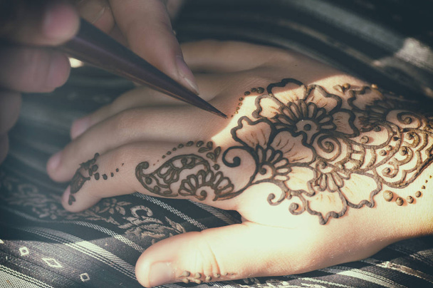 proces čerpání mehendi henna na dívčí ruka - Fotografie, Obrázek