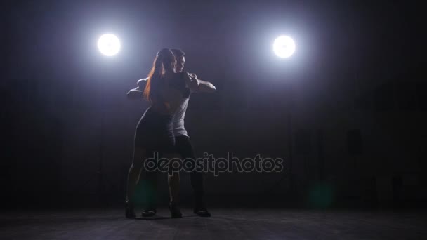Mladý pár tanec bachata uvnitř - Záběry, video
