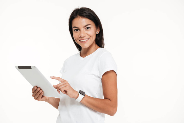 Portrait of an attractive young woman holding tablet computer - Foto, afbeelding