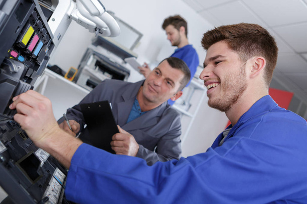 apprentice repairing printer with teacher monitoring - Фото, зображення