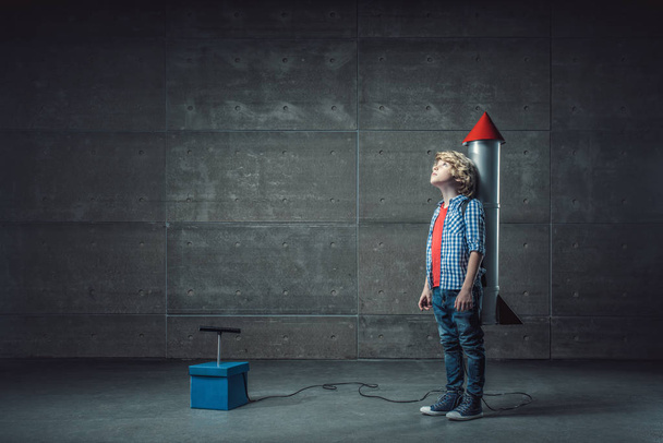 Junge mit Rakete - Foto, Bild