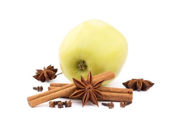 Ароматическое яблоко, звездный анис, гвоздика и корица
 - Фото, изображение