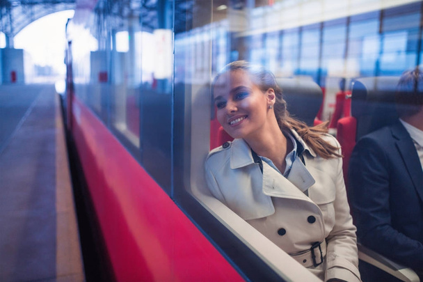 Щаслива жінка в поїзді
 - Фото, зображення