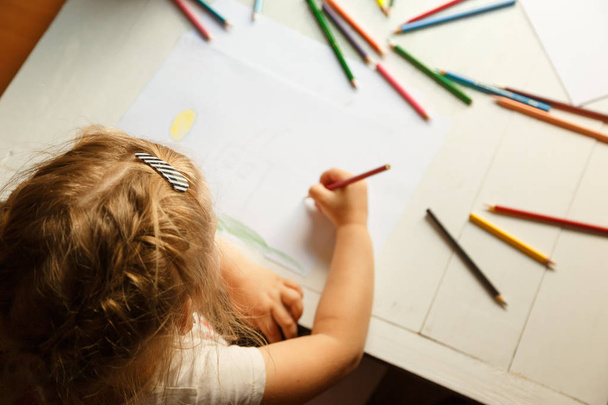Nasıl çocuğunuzun yaratıcı yeteneklerini geliştirmek için. Çocuk kafasına odaklanmak - Fotoğraf, Görsel