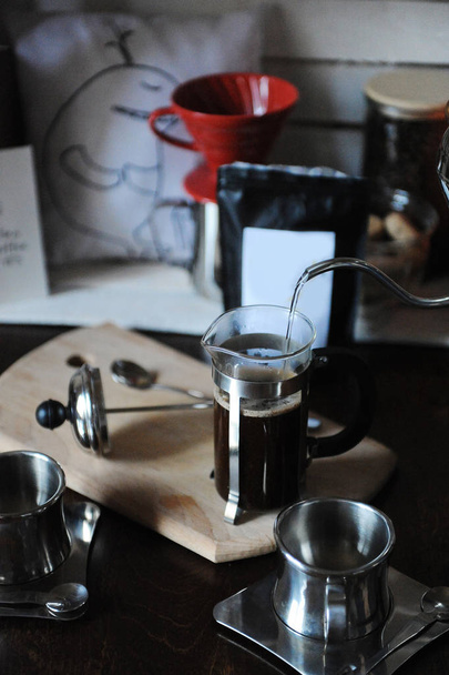 Le processus de préparation du café. Verser l'eau du goutteur dans la presse française. Emballage avec étiquette blanche
 - Photo, image
