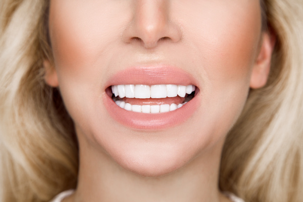 Portret van een mooie, lachende vrouw met witte tanden - Foto, afbeelding