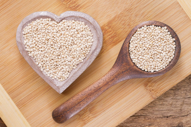 kupie nasiona quinoa w pojemnik na drewno - Zdjęcie, obraz