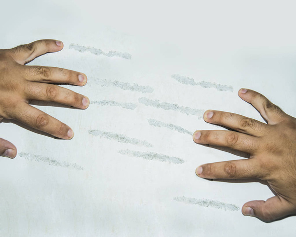 hands scratching  wall   - Фото, изображение