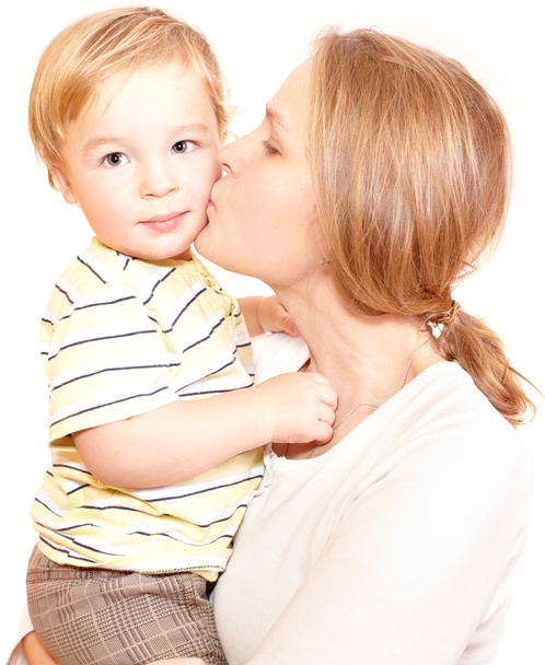 Joven madre feliz está besando a su hijo
. - Foto, Imagen