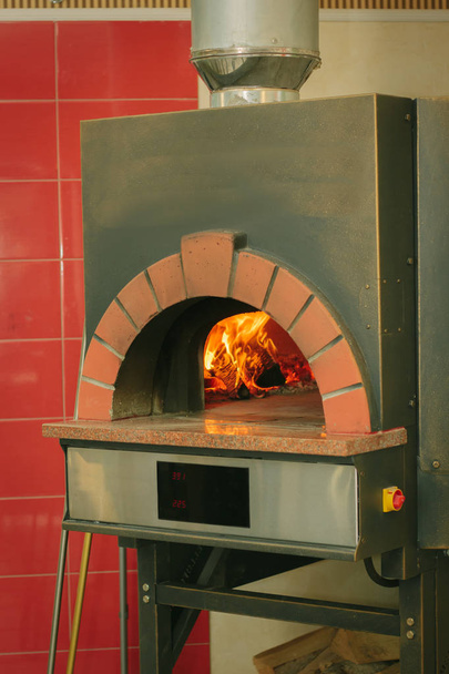 Llama de fuego en un horno de pizza tradicional
. - Foto, Imagen