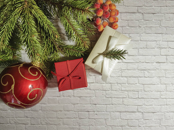 Weihnachtszweig Geschenkbox, graue Wand, Beere, gemütliches Zuhause - Foto, Bild