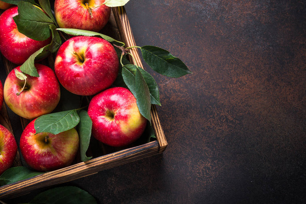 Red apples in wooden tray. - Fotoğraf, Görsel