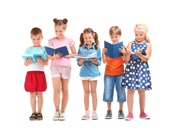 Bonito crianças lendo livros sobre fundo branco
 - Foto, Imagem