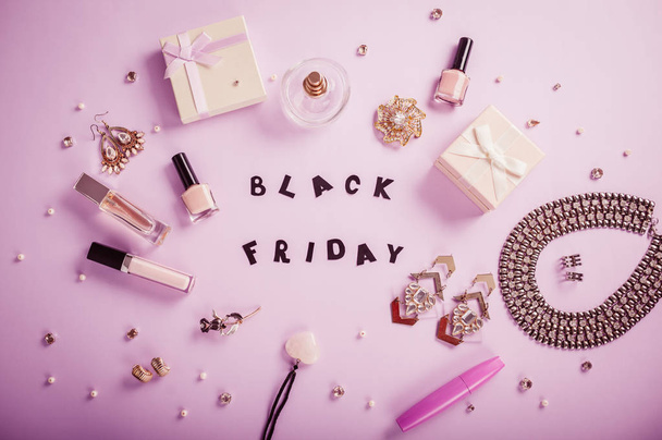 Set of accessories and cosmetics available for sale on Black Friday - Foto, Bild