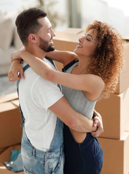 Portrait of a married couple when moving to a new house - Foto, immagini