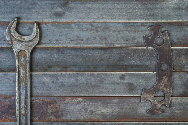 Schraubenschlüssel auf einem alten rostigen Metallhintergrund. - Foto, Bild