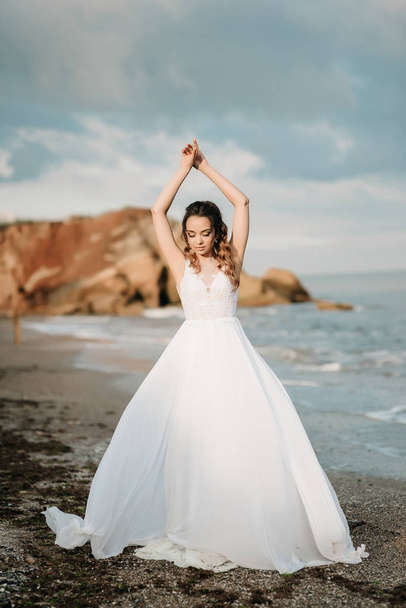 novia en la orilla del mar negro
 - Foto, Imagen