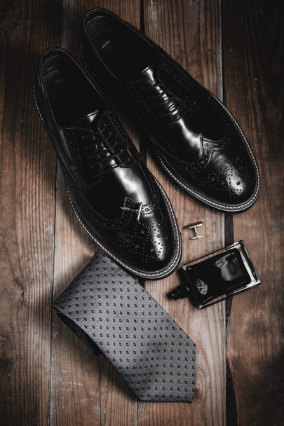 Accesorios de moda hombre: zapatos con puño y perfume
 - Foto, imagen