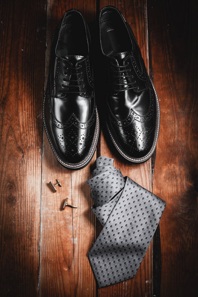 Mannen mode accessoires: schoenen met manchet en parfum - Foto, afbeelding