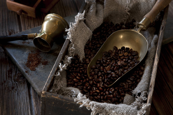 granos de café con cuchara de metal
 - Foto, imagen